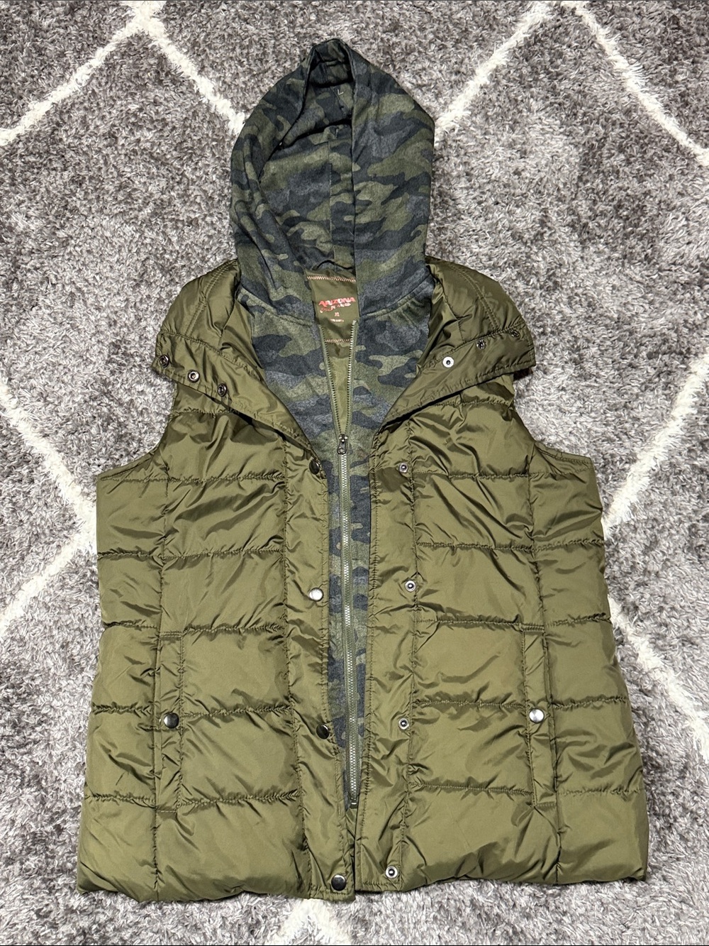 Size XL Arizona Jeans Olive Green Quilted Hooded Puffer Vest wth Camo Lined Hood